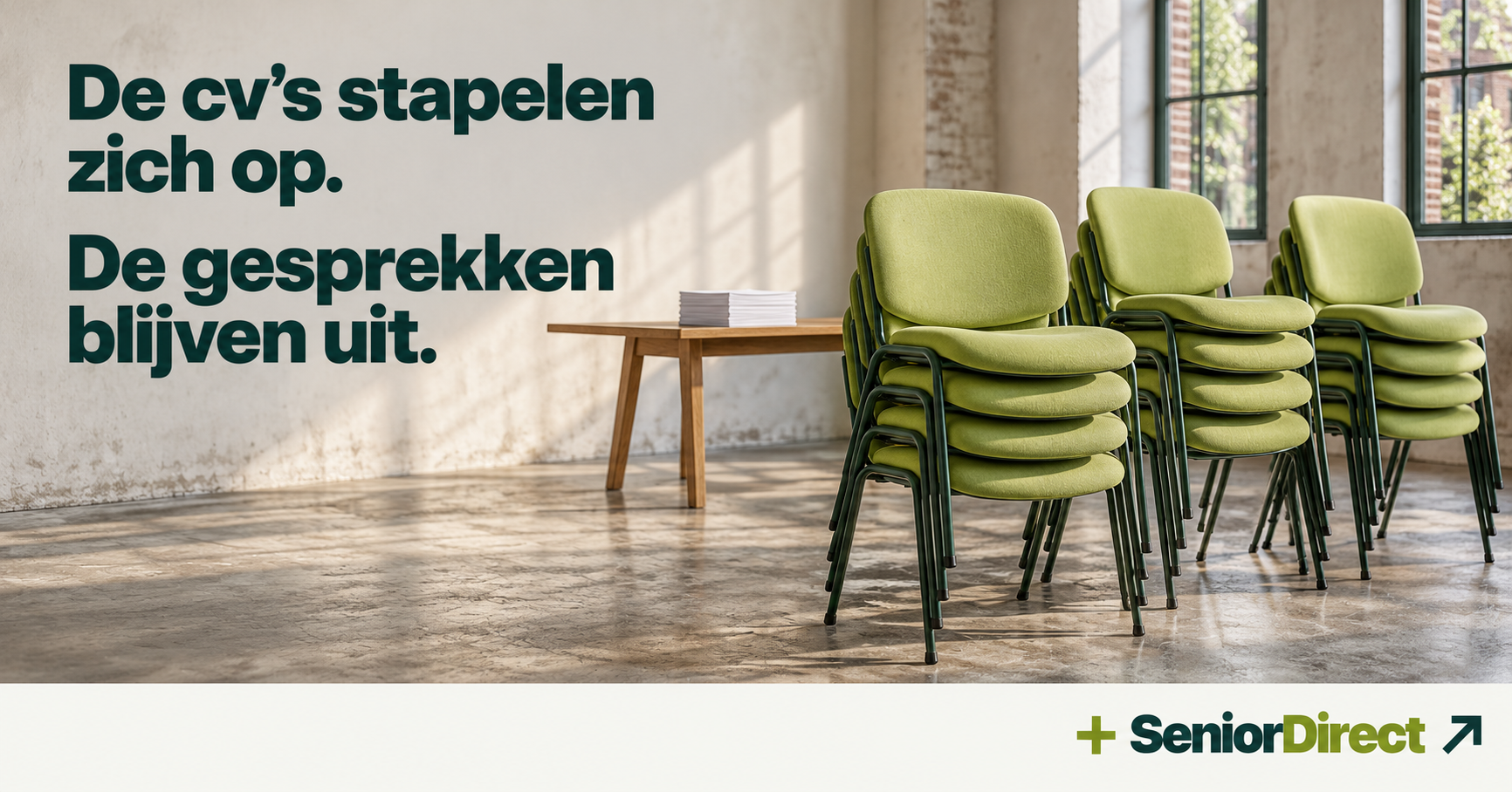 De cv’s stapelen zich op. De gesprekken blijven uit. Gestapelde groene stoelen.
